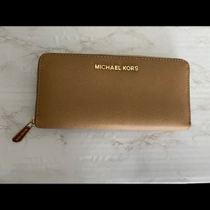 EUC ✨ Michael Kors Jet Set Wallet - Camel